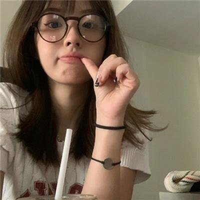 戴脚镣的女孩